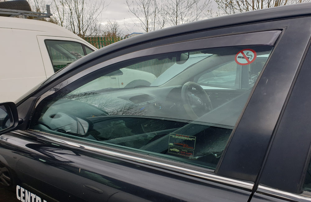 Toyota Avensis T Spirit D4D Door window glass passenger side front